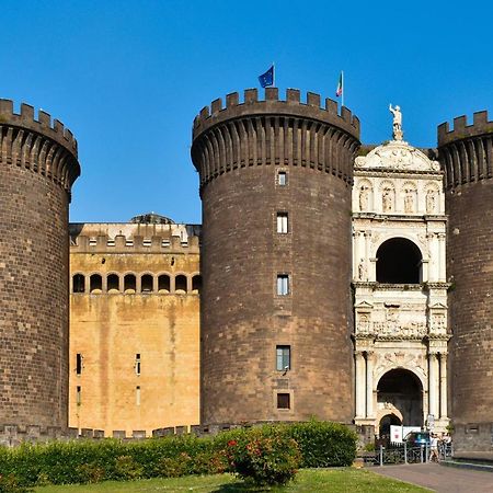 Grande & Caratteristico Dietro La Cattedrale Napoli Bagian luar foto