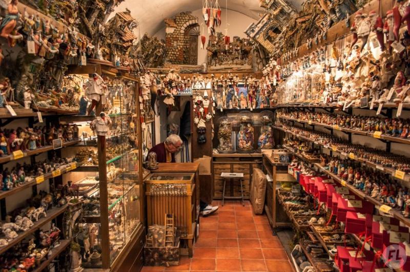 Grande & Caratteristico Dietro La Cattedrale Napoli Bagian luar foto
