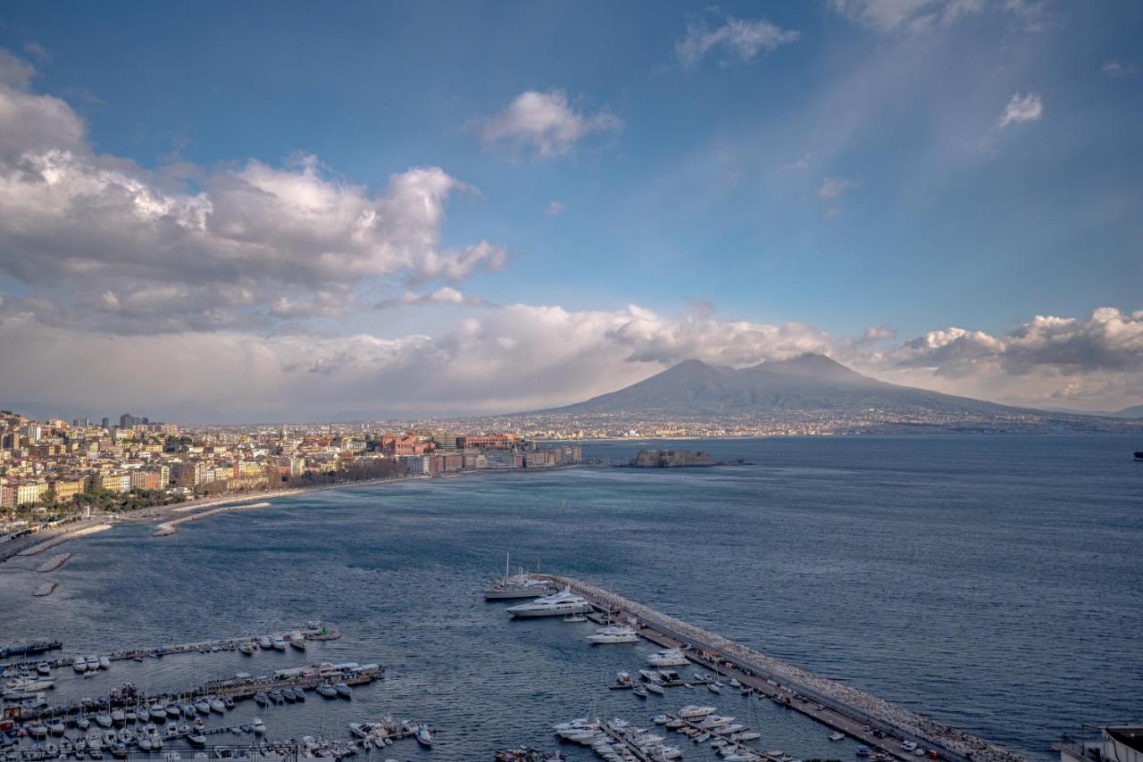 Grande & Caratteristico Dietro La Cattedrale Napoli Bagian luar foto