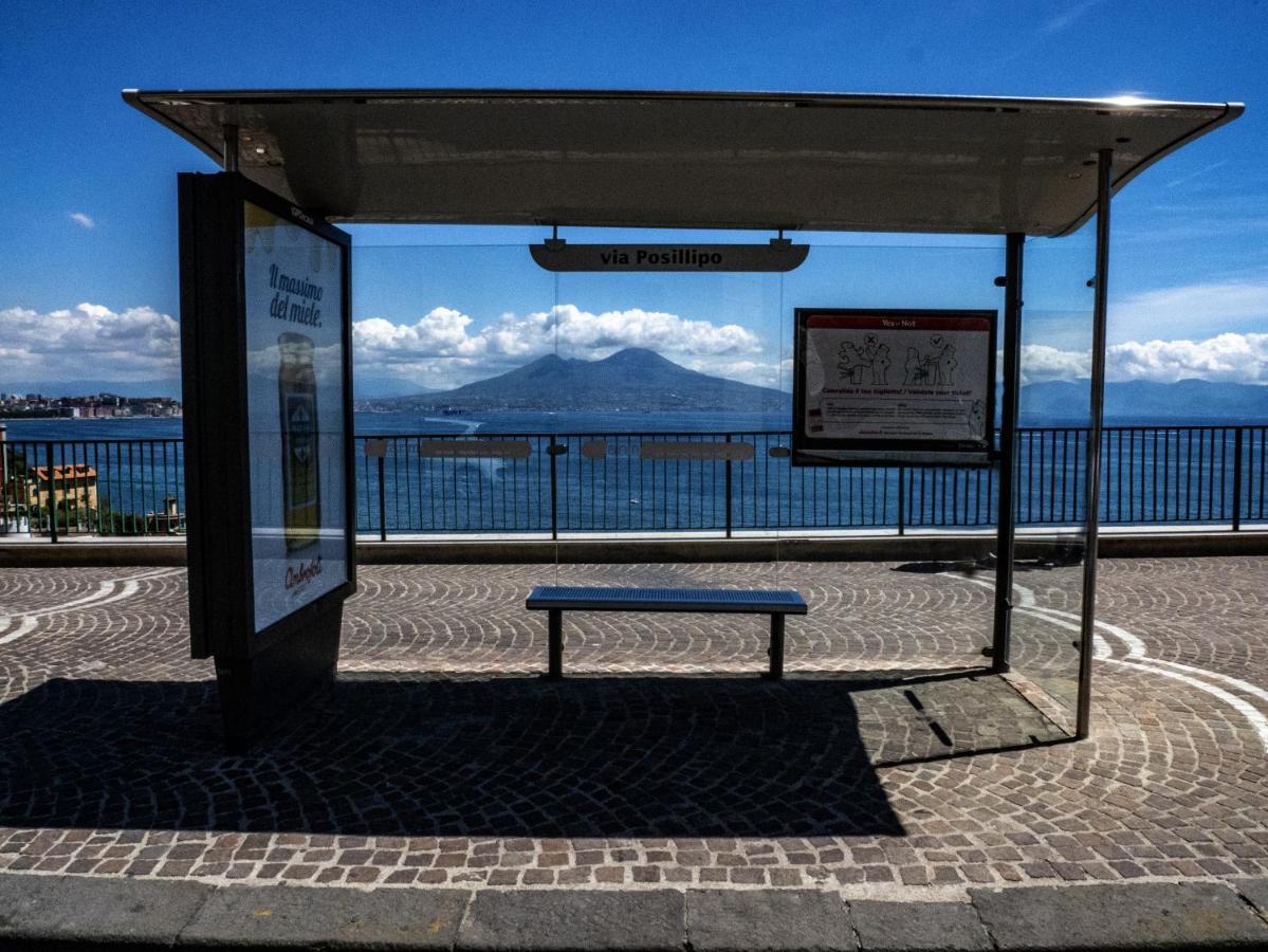 Grande & Caratteristico Dietro La Cattedrale Napoli Bagian luar foto