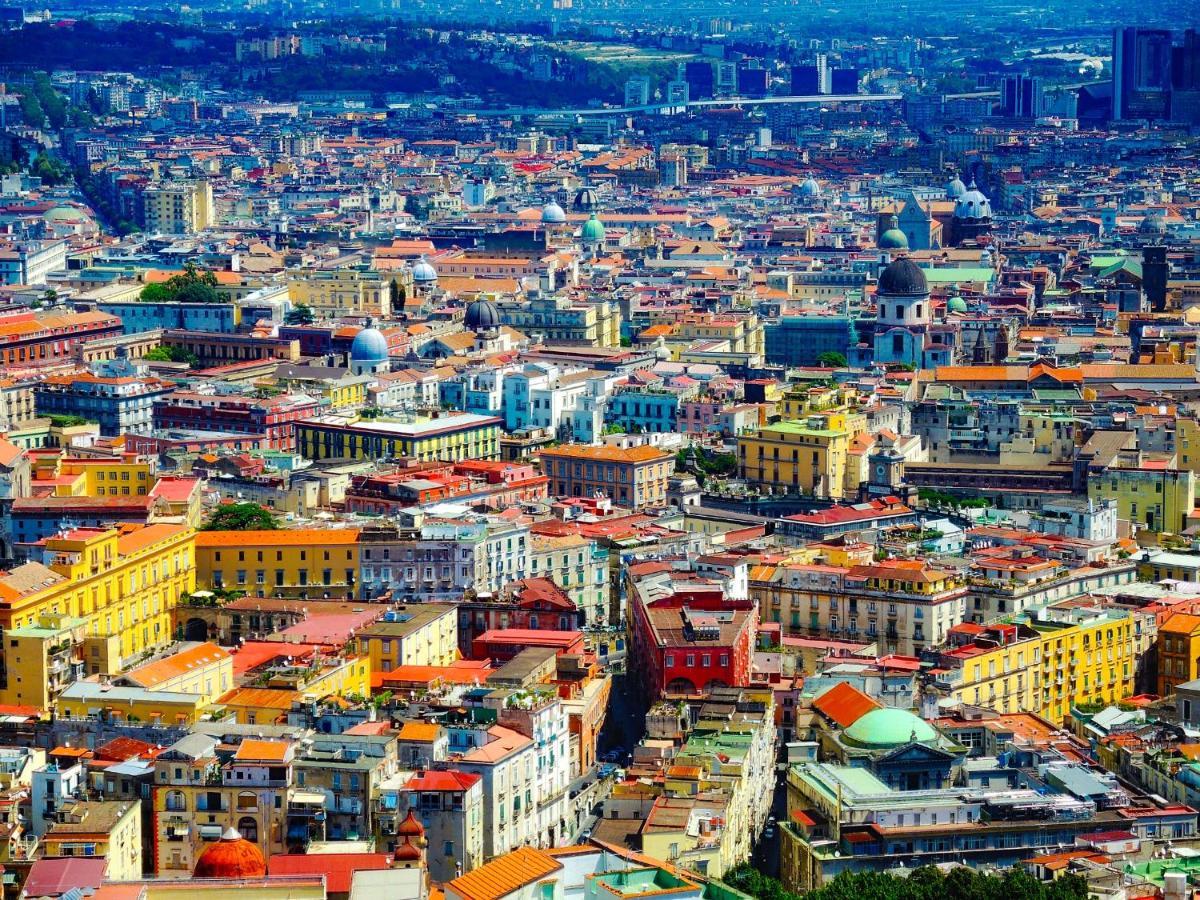 Grande & Caratteristico Dietro La Cattedrale Napoli Bagian luar foto