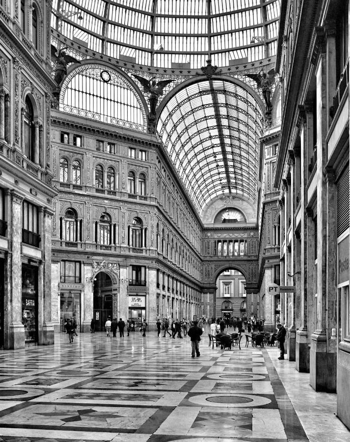 Grande & Caratteristico Dietro La Cattedrale Napoli Bagian luar foto
