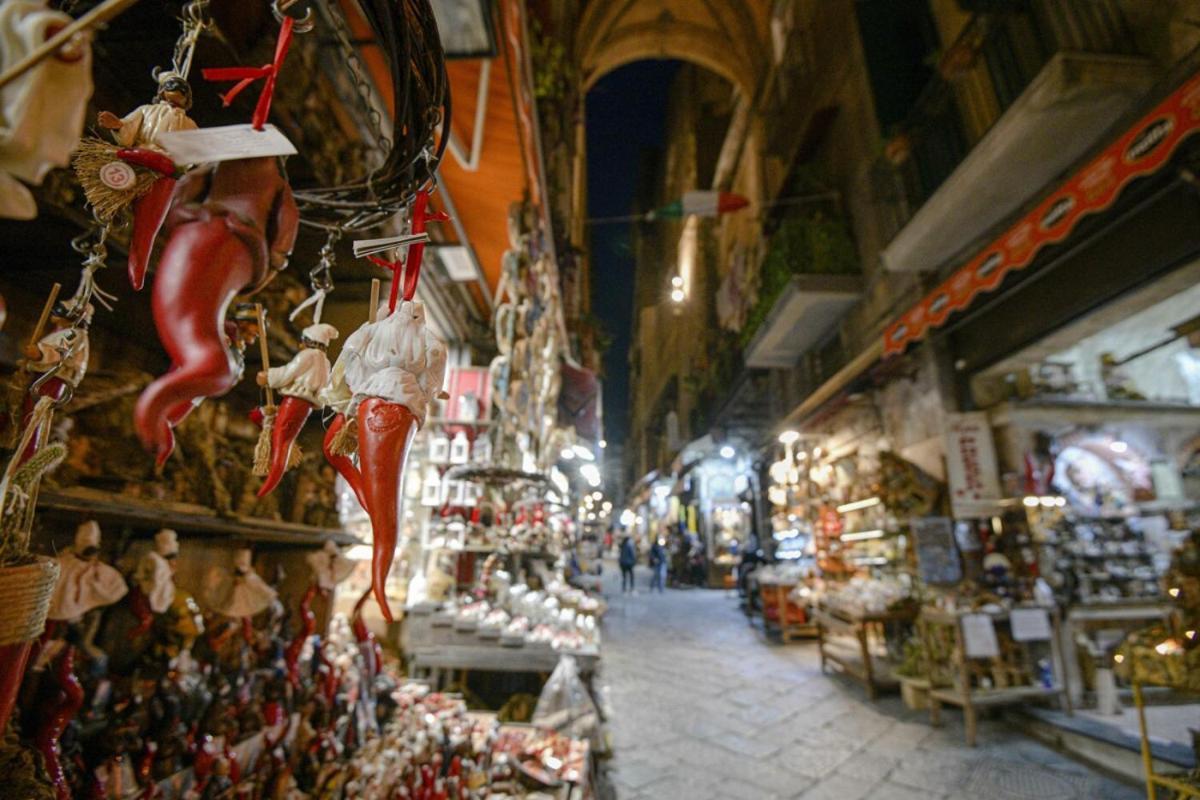 Grande & Caratteristico Dietro La Cattedrale Napoli Bagian luar foto