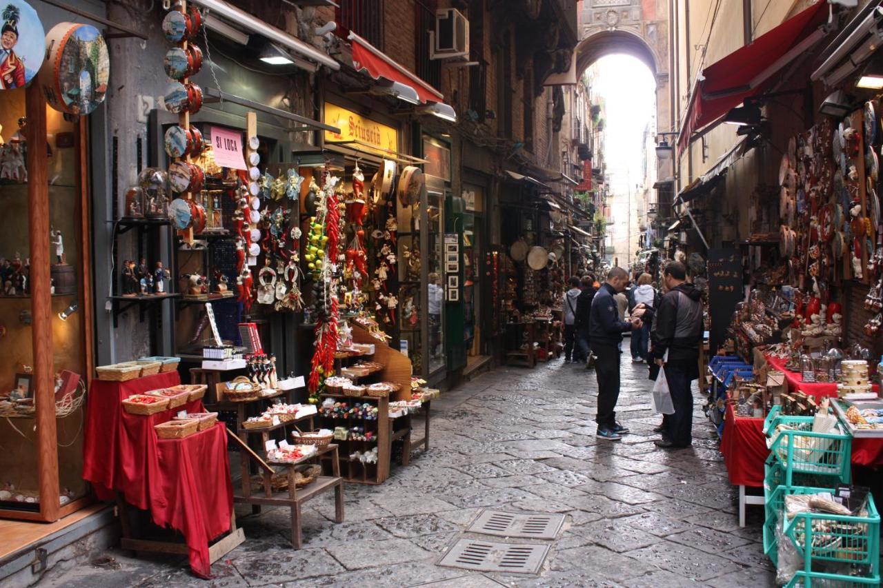 Grande & Caratteristico Dietro La Cattedrale Napoli Bagian luar foto