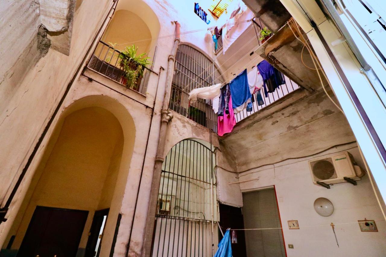 Grande & Caratteristico Dietro La Cattedrale Napoli Bagian luar foto
